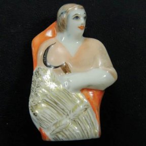 Красная фарфоровая пешка "Жнец" - Фотогалерея Статуэтки